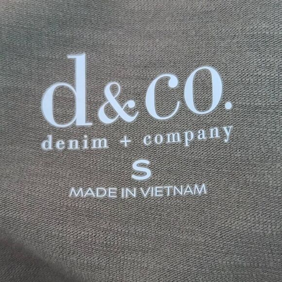 D&Co. Brown Knit Button-up Top and Tan and Pink Leaf Print Tee Size Small Bundle - Picture 6 of 9